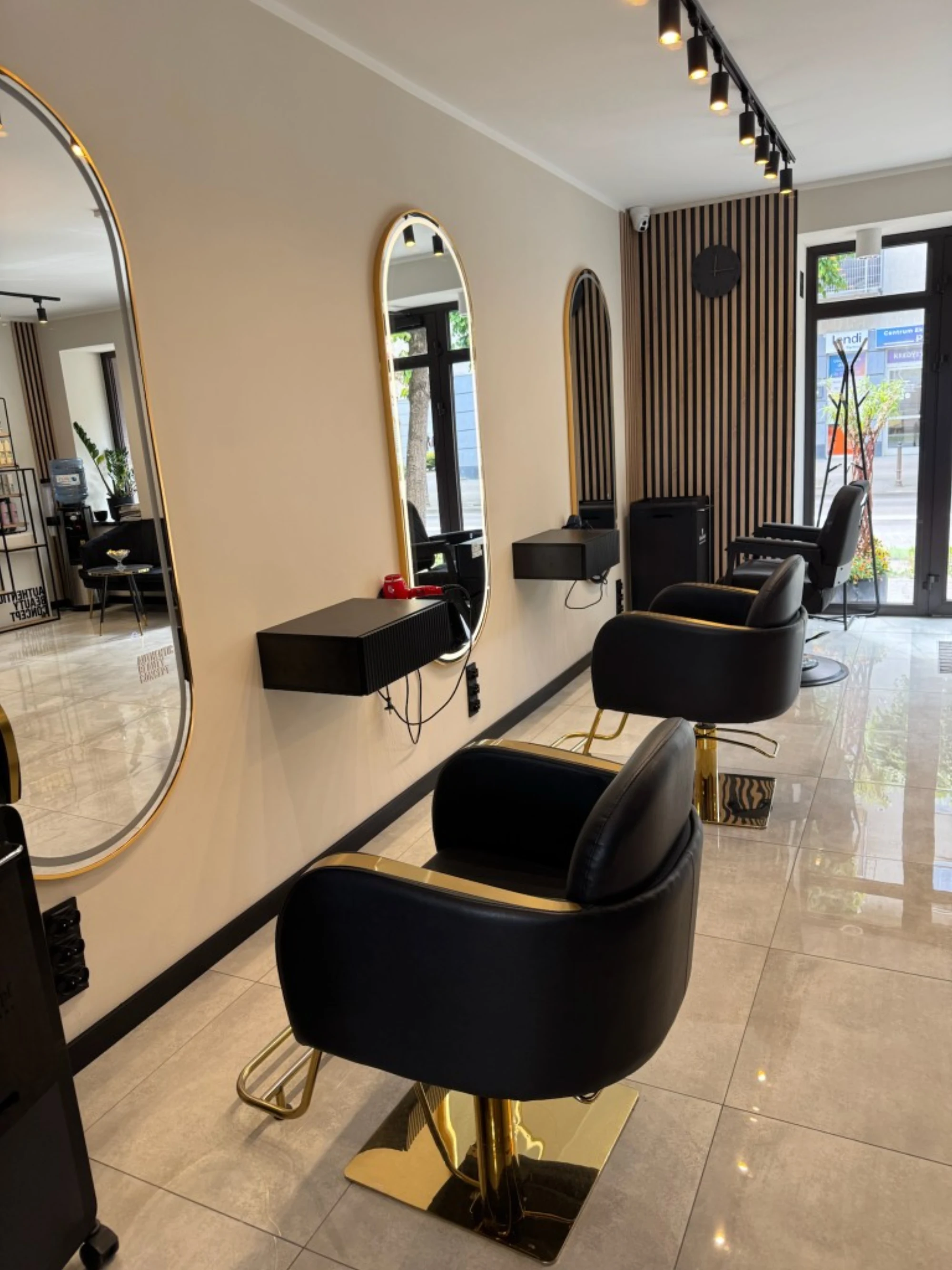 Stanowiska fryzjerskie w salonie Hair by Sylwia, Wejherowo